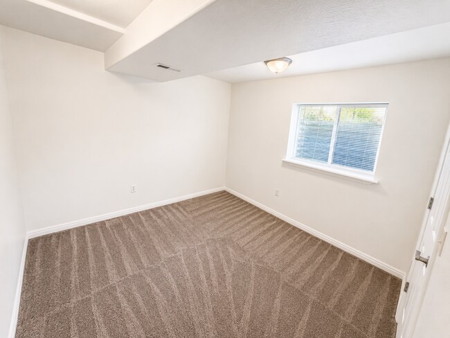 Building Photo - Spacious 5-Bedroom Sandy Home with Large Fenced Yard