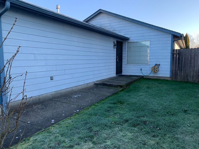 Building Photo - VIDEOTOUR: Amazing Newer South Salem Home! Great Location. PETS WELCOME