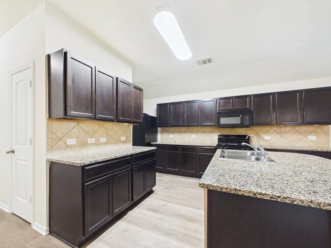 Building Photo - Spacious one-level home in Glenwood!