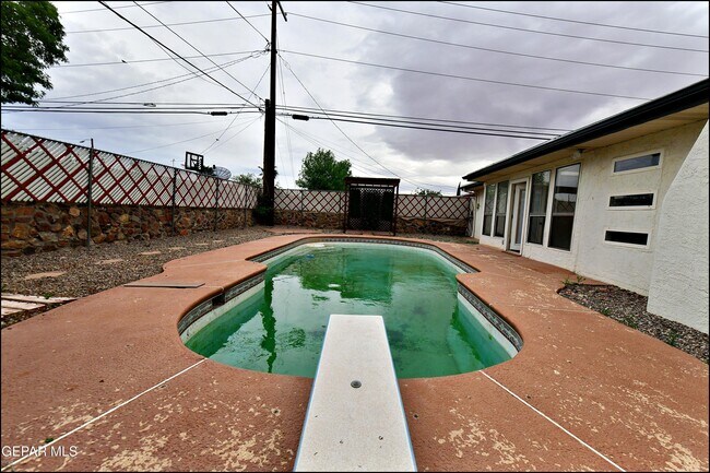 Building Photo - 10565 Murphy St