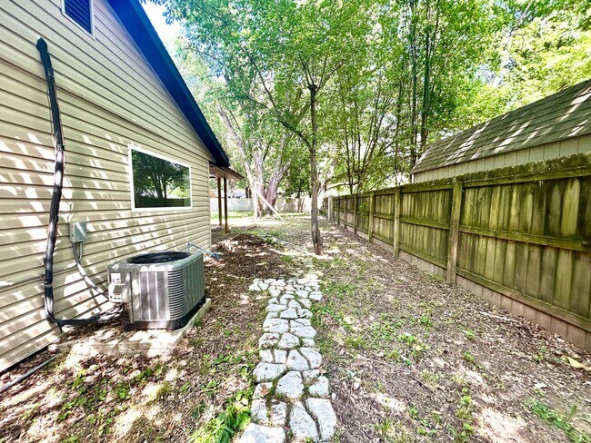 Building Photo - Updated 3 Bed / 2 Bath home with Single Car Garage in Farmington