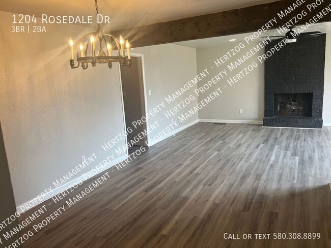 Building Photo - 1204 Rosedale Dr