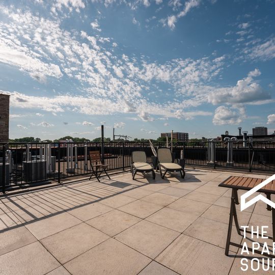 Building Photo - 932 W Dakin St