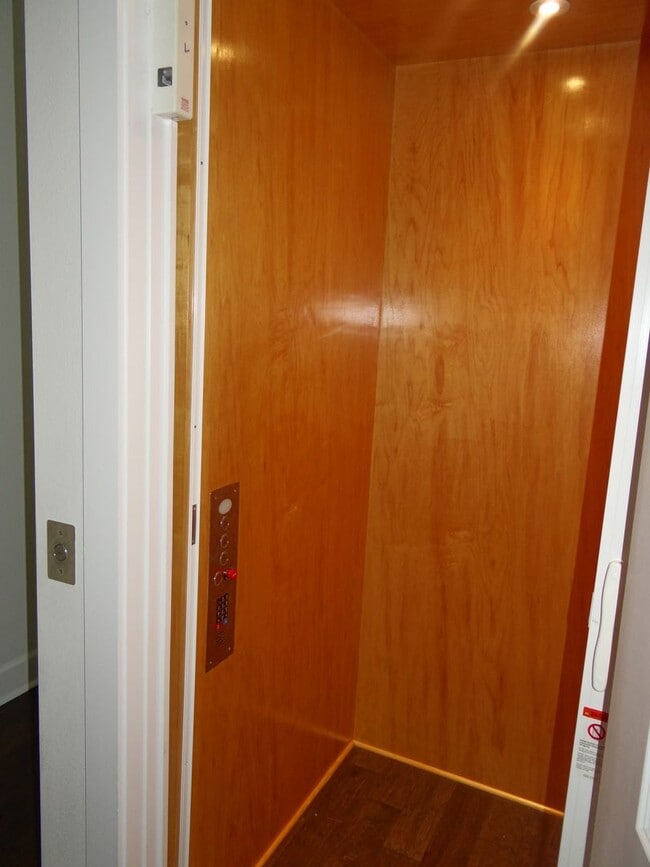 Building Photo - Furnished Townhome in Dunedin
