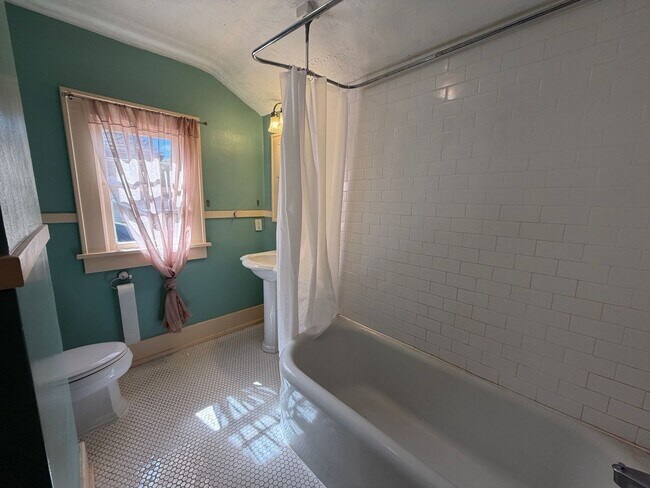 Building Photo - 4 bedroom, 2.5 bath house in the heart of Corvallis