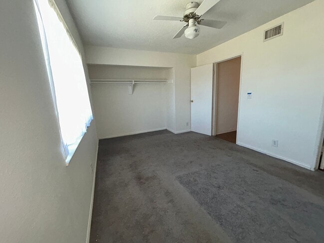 Building Photo - 4 Bed / 2 Bath Home for Rent in Huntington Beach