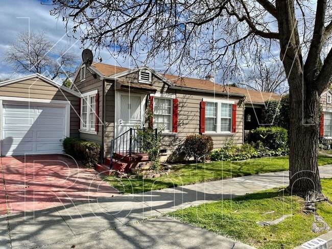 Building Photo - 1404 N Yosemite St