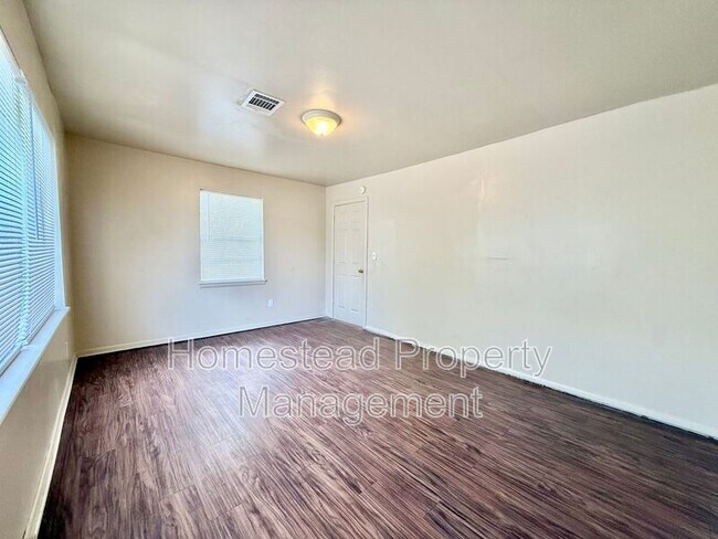 Building Photo - 444 1/2 E Babb Dr
