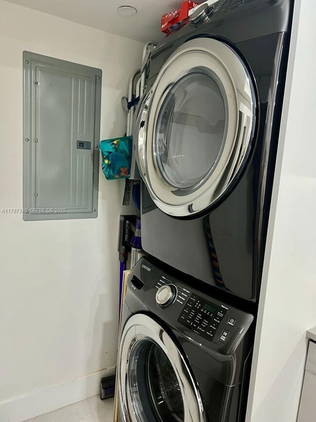 Building Photo - 6917 Collins Ave