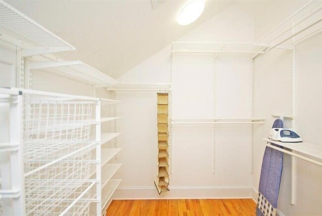 Building Photo - 412 Hilldale Dr