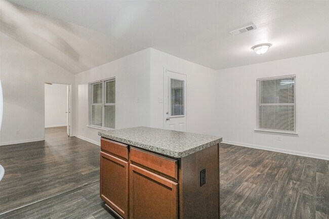 Building Photo - 1208 Bluffview Dr