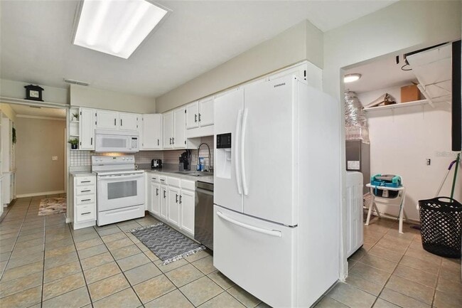 Building Photo - 4818 Holiday Dr