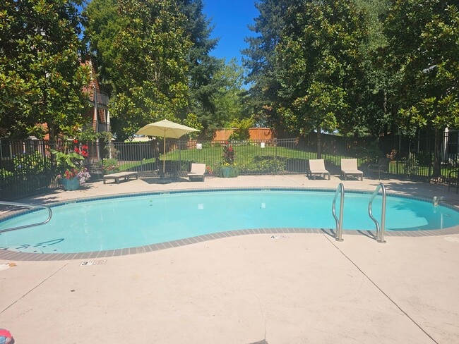 Building Photo - Cozy 2 bedroom 1 bath conveniently located...