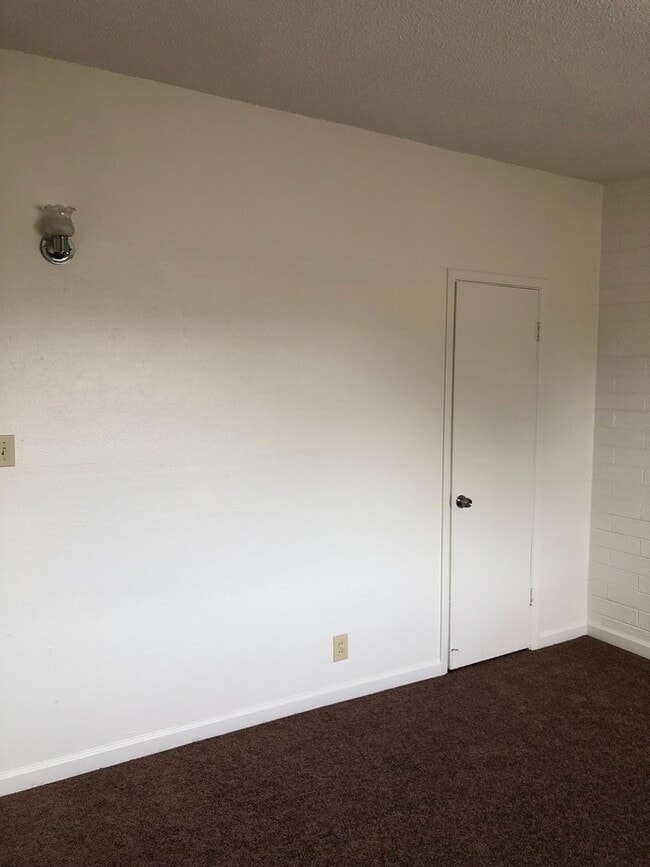 Building Photo - COMING SOON! Charming 2 Bed 1 Bath Apartme...
