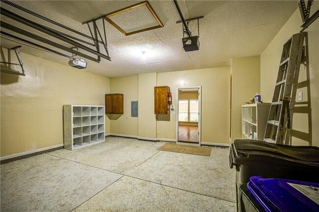 Building Photo - 1060 Lyndhurst Way