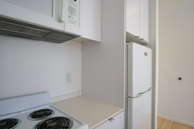 Building Photo - Modern 2nd Floor Studio with D/W & Washer/...