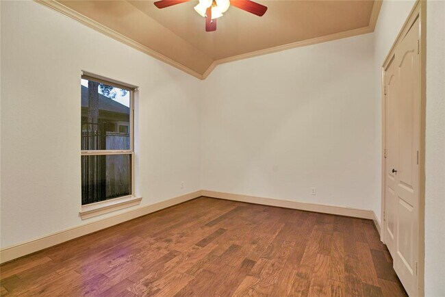 Building Photo - 10 Tallgrass Way