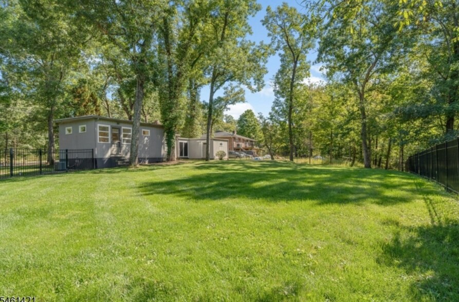 Building Photo - 879 Vosseller Ave
