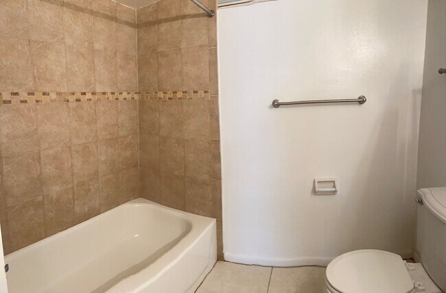 Building Photo - Two bedroom & Two bathroom Condo with balcony and laundry facilities