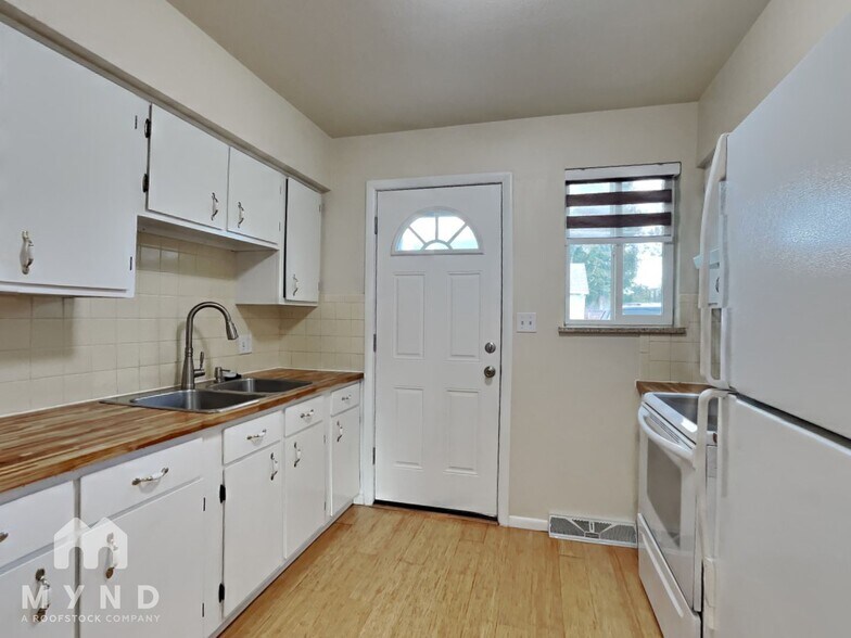 Building Photo - 5390 King Ct