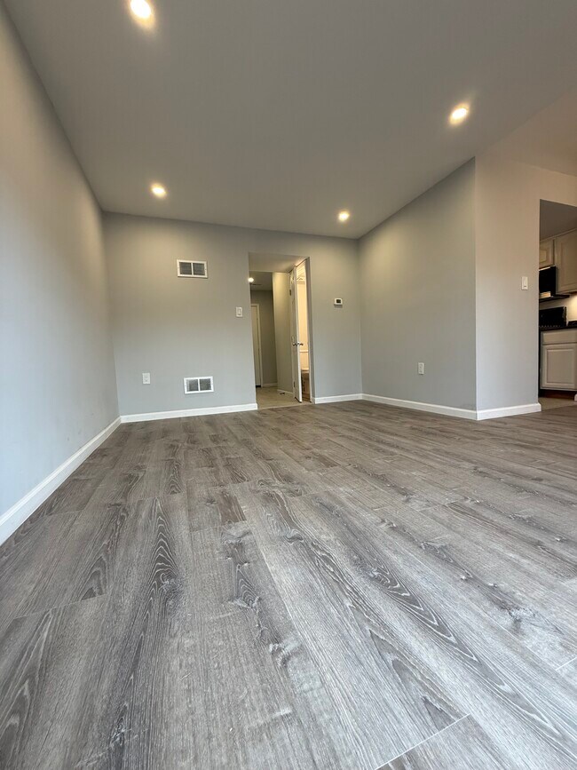 Building Photo - 238 Stevenson Square