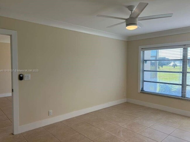 Building Photo - 2950 N Palm Aire Dr