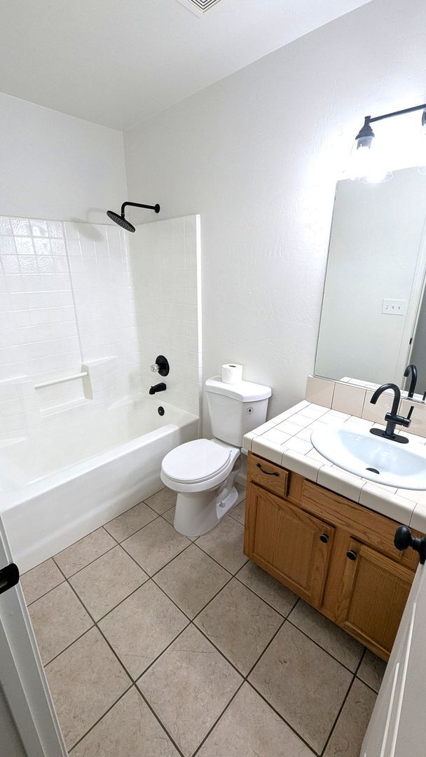 Building Photo - Beautiful 3 bedroom 2 Bath on Large Corner Lot