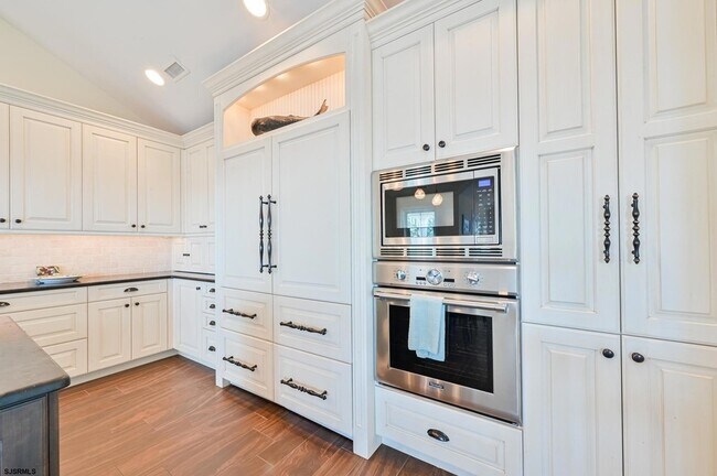 Building Photo - 400 17th St S