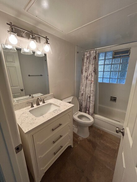 Building Photo - 351 E Thomas Rd