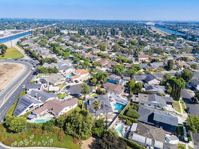 Building Photo - Fully Furnished 3 Bed 2.5 Bath Single Fami...