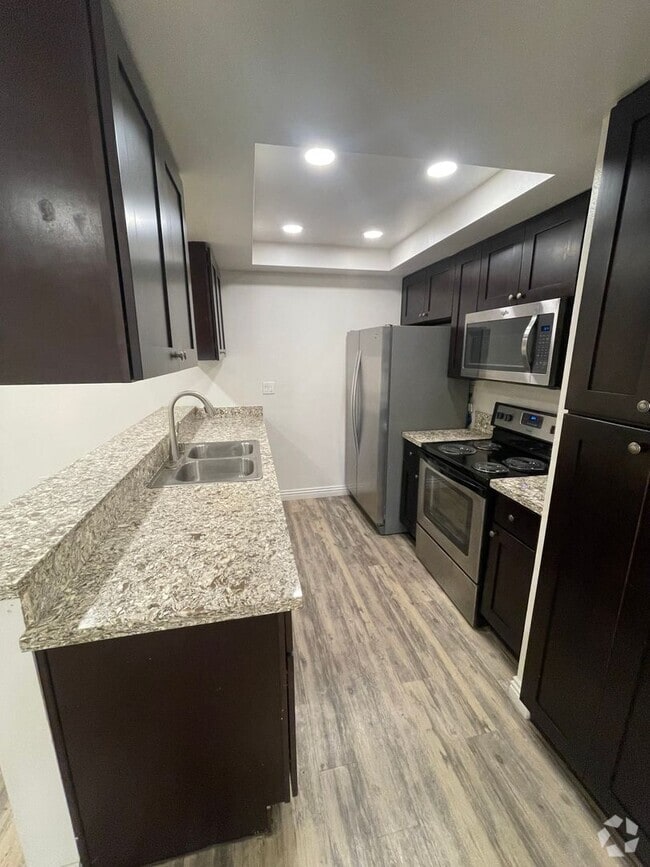 Building Photo - Beautiful 2 BD, 2 BA First Floor Condo at ...