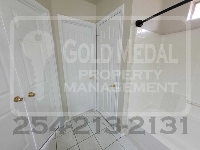 Building Photo - Charming 4-Bed, 2-Bath now available for r...
