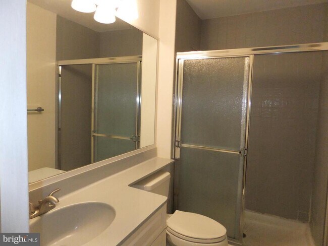 Building Photo - 1640 Oakwood Dr
