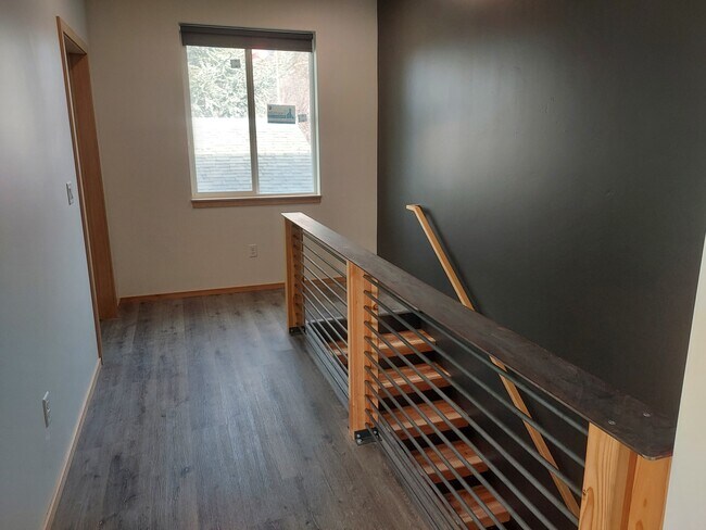 Building Photo - 608 E 7th Ave