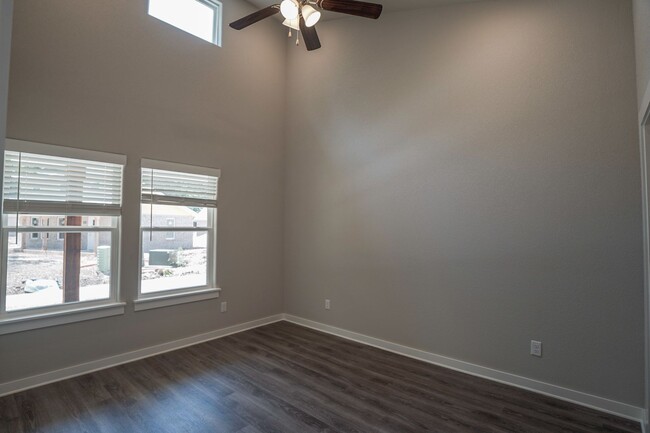 Building Photo - Bed 2 Bath Home!!