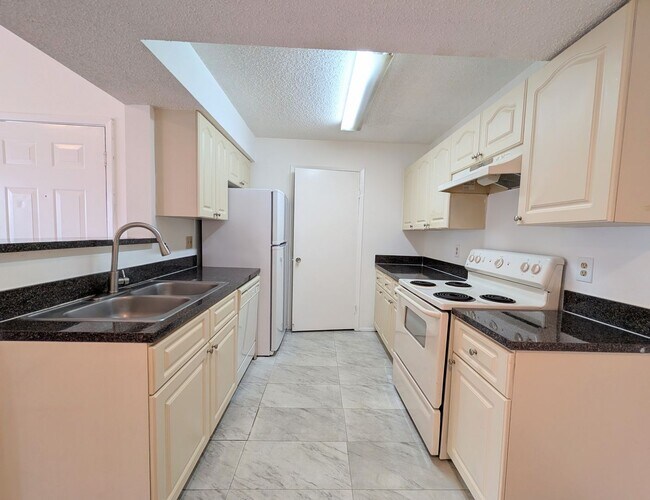 Building Photo - Bright & Well-Located 1BR/1BA Condo – Kendall Area