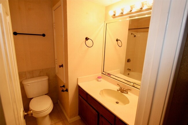 Building Photo - 17401 Red Oak Dr