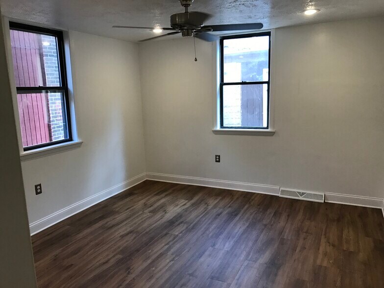 Building Photo - 2334 Sarah St