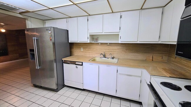 Building Photo - 800 Cypress Blvd