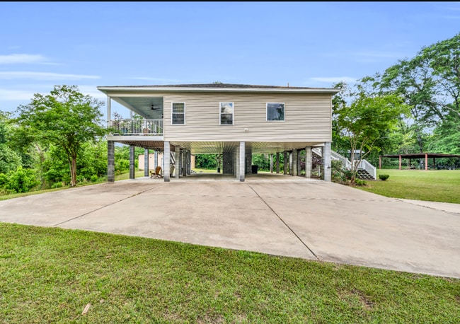 Building Photo - Beautiful 4-bedroom, 2.5-bath riverfront home