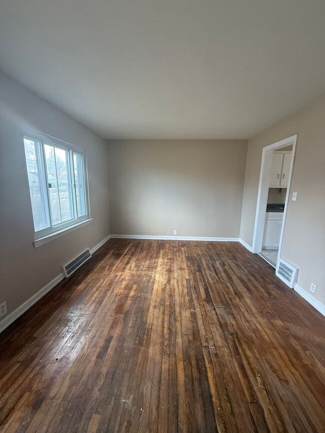 Building Photo - 4bd Single Euclid Water/Sewer Included Section 8