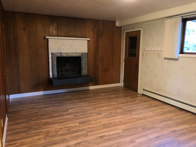 Building Photo - 2 Bedroom 1 Bathroom in Duplex | Near JBER & Cheney Lake!