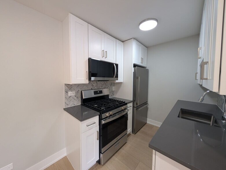 Building Photo - 530 W Aldine Ave