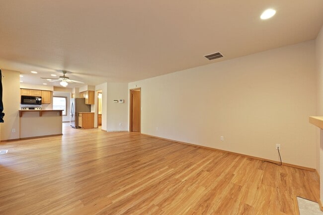 Building Photo - Move in ready now! 4 bedrooms in Lacey - North Thurston School district.