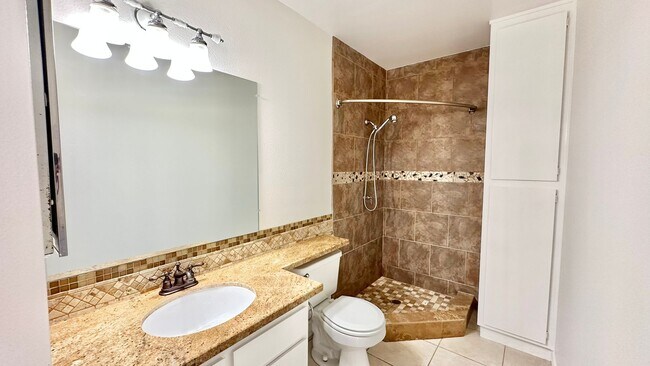 Building Photo - Lovely Downstairs, Entry Level Condo Unit ...