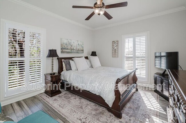 Building Photo - 5012 Wendover Dr