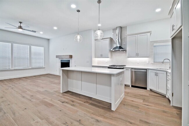 Building Photo - 508 W Persimmon St