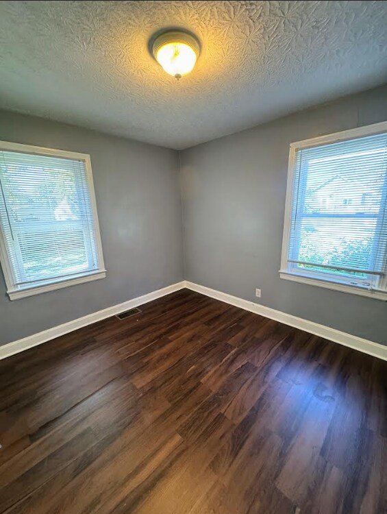 Building Photo - Cozy 4-Bedroom 1 Bath Home  in Peaceful Louisville Neighborhood