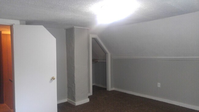 Building Photo - 2-Story House, 5Bed/2Bath with Washer/Drye...