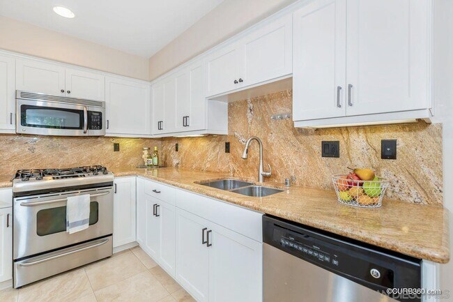 Building Photo - 7538 Draper Ave